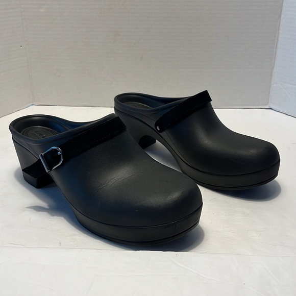 Crocs Sarah Black Platform Slip-On Clogs, Size 10 - Picture 13 of 15